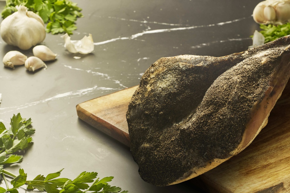 Prosciutto crudo intero Sibiriu Petza Bella.jpg